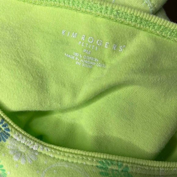 Green and white floral cotton tee. Boxy shape, slightly cropped.   Kim Rogers M - Picture 4 of 4